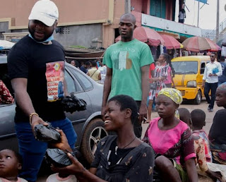 Reactions as Apostle Elijah was spotted sharing food on the street (Photos)