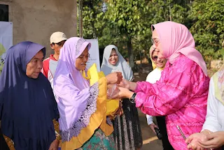 Ketua Tim Penggerak PKK Provinsi Lampung, Ibu Riana Sari Arinal, memberikan bantuan berupa 150 paket sembako kepada warga Suka Harum Batu Putuk, Teluk Betung Barat, Bandar Lampung, pada Jumat (8/9/2023).