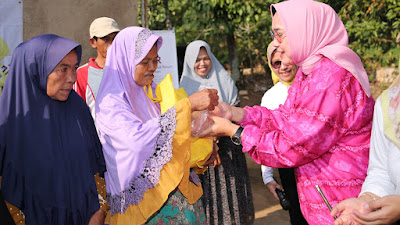 Riana Sari Arinal Bagikan Bantuan Sembako Untuk Warga Suka Harum Batu Putuk, Teluk Betung Barat, Bandar Lampung