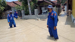 Siaga Banjir, Jajaran Polres Indramayu Dikerahkan ke Lokasi Banjir di Kecamatan Losarang