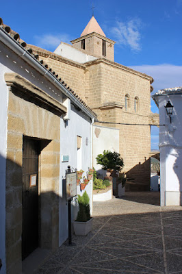 La Iglesia de Santiago Apóstol, desde el antiguo pósito local