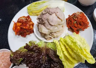 보쌈과-배추-상추와-겉절이