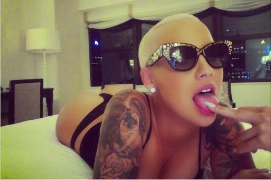 amber-rose-in-bed