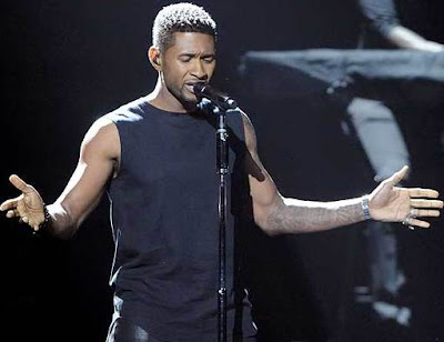 Foto de Usher cantando en el escenario