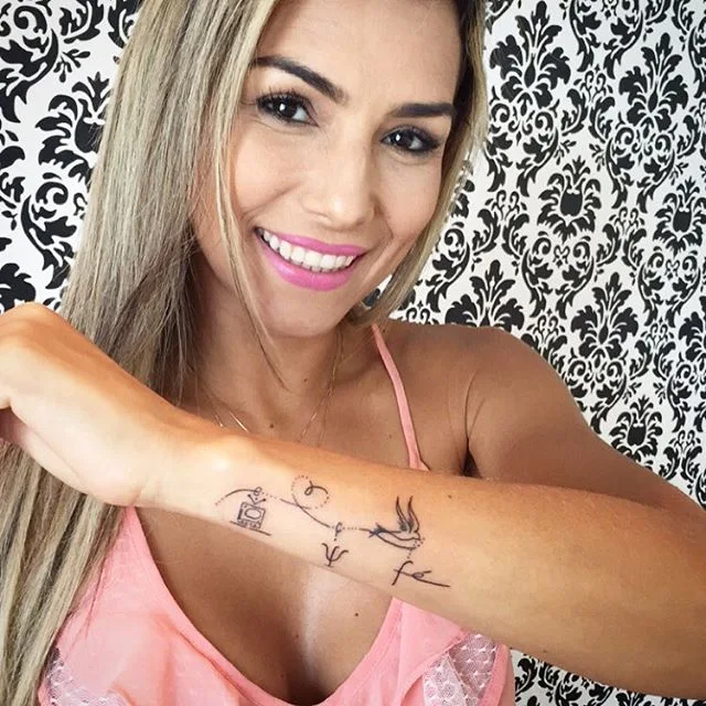 Chica atractiva lleva tatuaje espectacular