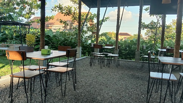 ambience segitiga cafe jogja