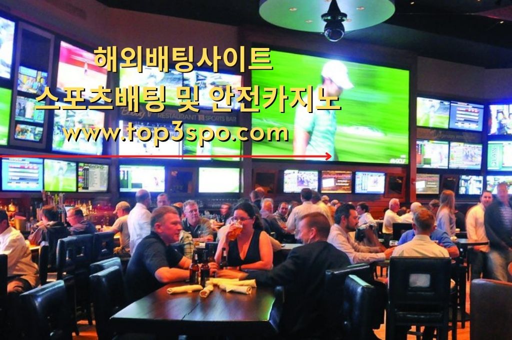 Sportsbook guests drinking alcohol together while watching the live game at the big screen