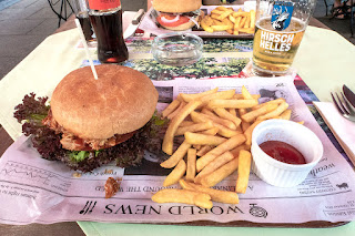 Hamburger-Menü in einem amerikanisch gestylten Restaurant in Radolfzell