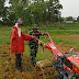 Anggota Koramil Klampis Bantu Petani Bajak Sawah