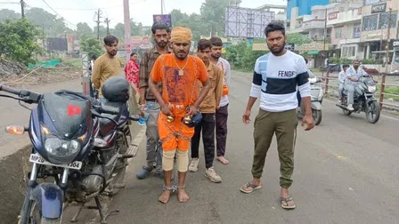 अनोखी कावड़ यात्रा: खुद को जंजीरों में जकड़ कांवड़ लेकर निकला युवक, समाज जागरूकता का लिया संकल्प 