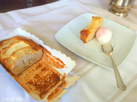 Plumcake-servido-con-helado-de-fresa-y-nata