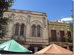 Fachada deteriorada y feria comercial