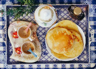 pancakes, ricetta americana con nutella o sciroppo d'acero merenda o colazione nutriente e speciale