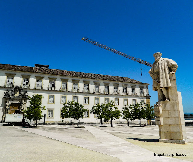 Estátua do rei D. João III, no centro do Pátio das Escolas da Universidade de Coimbra