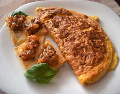 Omlet i grzanki z pomidorami