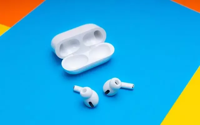 This image is about How to check that AirPods Pro Beta 2 is installed on your Airpods pro ?