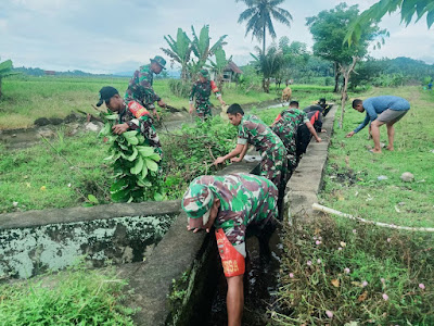 "Karya Bhakti Koramil 1423-05: Pembersihan Saluran Air untuk Pertanian yang Lebih Baik"