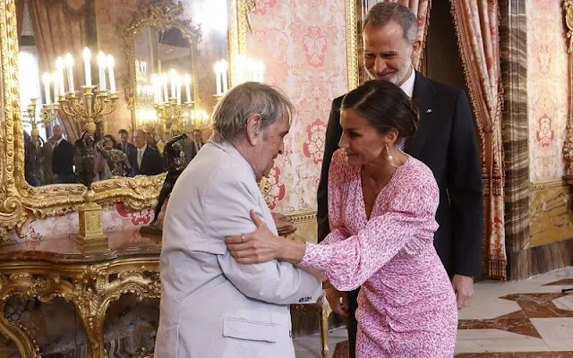 Queen Letizia wore a new pink Antonia midi dress by Lady Pipa. Carolina Herrera leather pumps. Venezuelan poet Rafael Cadenas