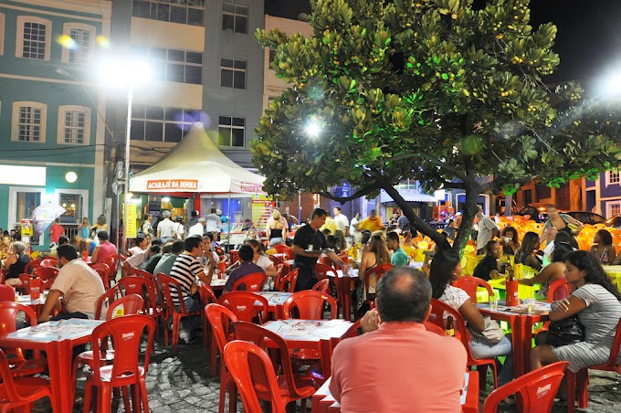 Mulher do capeta troca socos  e pontapés no Largo de Santana