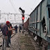 मऊ में मालगाड़ी रेलवे ट्रैक से उतरी, कई ट्रेने हुई प्रभावित, यात्री परेशान