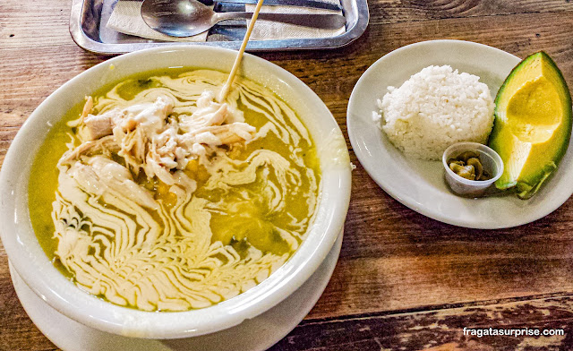 Ajiaco, sopa típica de Bogotá na Colômbia