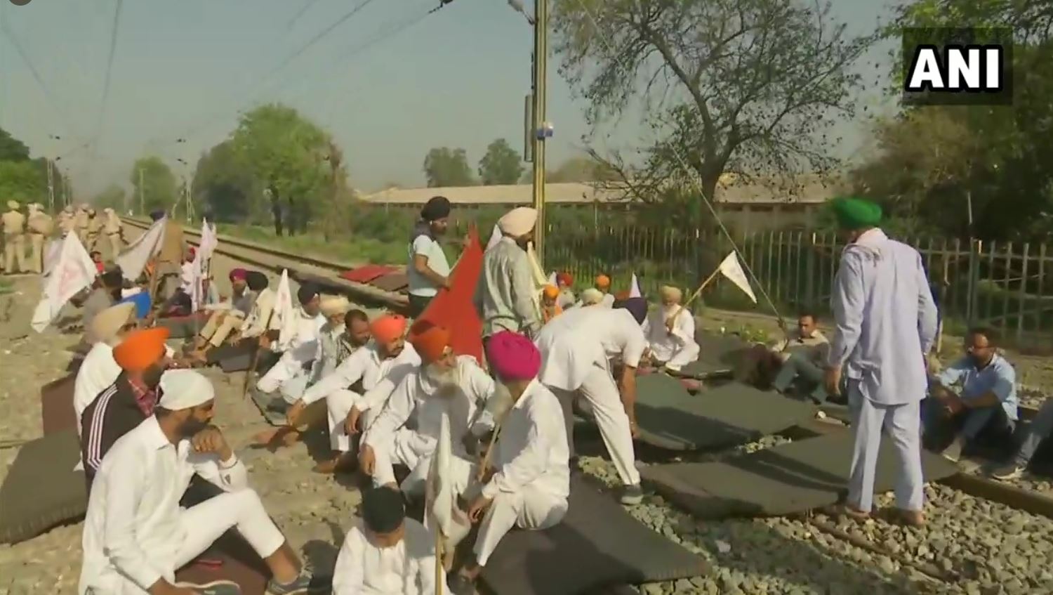 भारत बंद: दिल्ली की बॉर्डर सील, पंजाब-हरियाणा में रेल के पटरी पर बैठे किसान- ट्रैक्टर से रोका हाइवे 