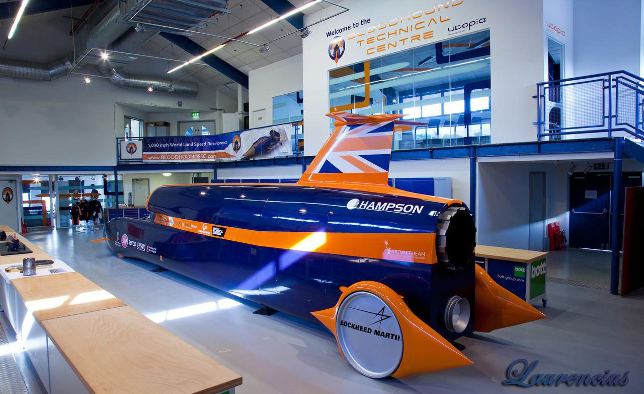 Foto Mobil Tercepat di Dunia Bloodhound SSC - Laurencius