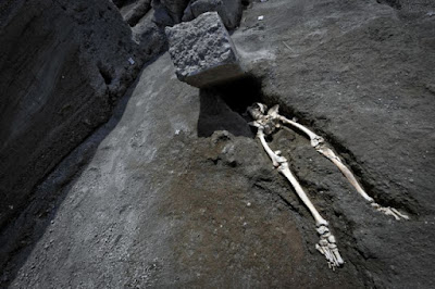 Αρχαιολόγοι στην Πομπηία ανακάλυψαν σκελετό άντρα που συνεθλίβη από βράχο ενώ προσπαθούσε να διαφύγει