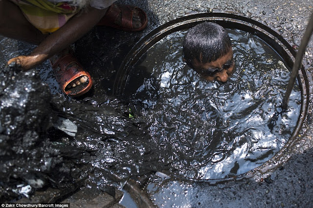 Pekerjaan paling teruk di dunia, lelaki ini terpaksa menyelam dalam 'air najis' untuk..  (9 Gambar)