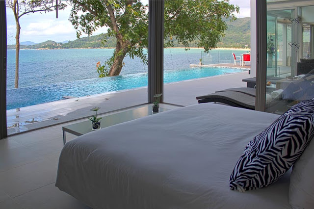 Picture of the ocean as seen from the bed in the bedroom