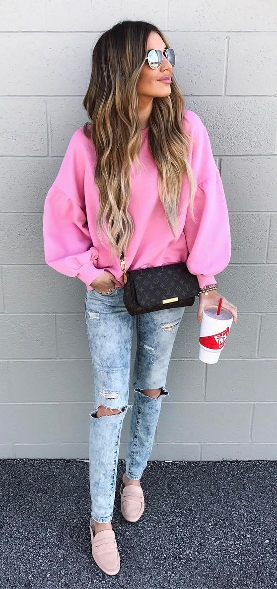 pretty cool outfit idea: pink top + rips