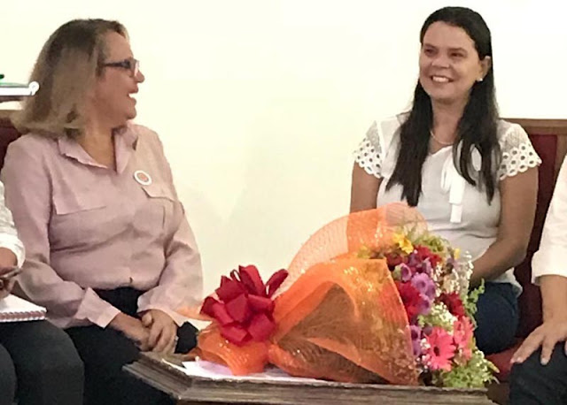 Cybele Amado (à direita), fundadora do ICEP, recebe homenagens pelos incontáveis benefícios prestados à educação no território; Elisabete Monteiro (à esquerda) é a nova Diretora Presidente do Instituto (Foto: Divulgação)