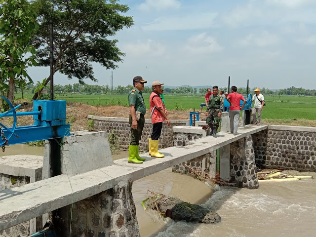 Danramil Cawas Cek Dam Blabor Antisipasi Banjir dan Tanggul Jebol