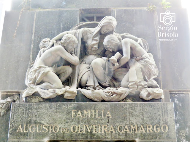 Giulio Starace - Escultura Mãe e Filhos - Família Augusto de Oliveira Camargo - Cemitério da Consolação