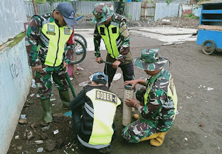 Satgas Citarum Harum Sektor 4 diSub 2 dipimpin Serma Bubun Melaksanakan Pembuatan Lubang Biopori  di Kp Pasir Pogor RT 03/RW 07.Desa Padaulun Kec Majalaya.