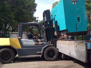 Sebuah Forklift Berkapasitas 10 Ton Sedang Memuat Sebuah Genset di daerah Taman Tekno, BSD - Serpong