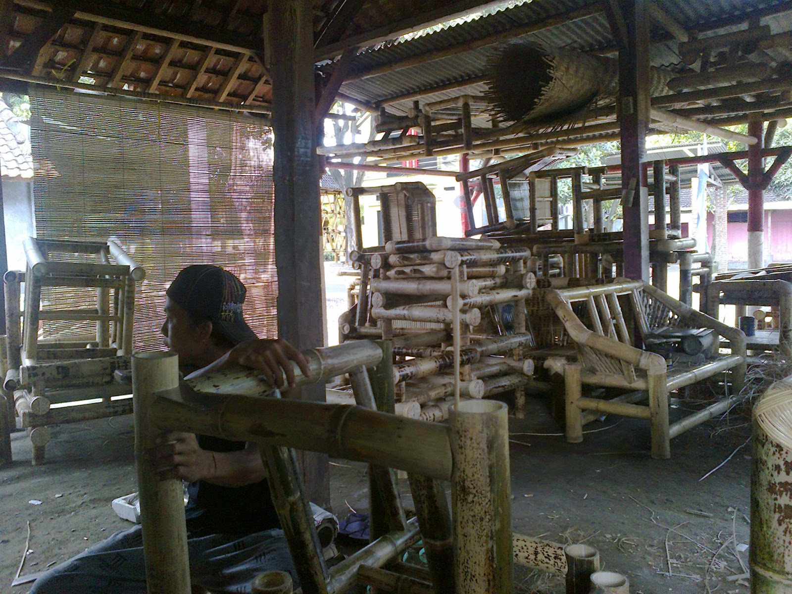  Kursi  Bambu  Buatan Abdul Komunitas kampung Media Paerlauq