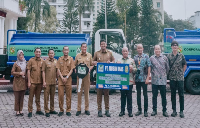 CSR Musim Mas Berikan 3 Mobil Tangki Air ke Pemko Medan