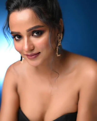 Tuhina Das cleavage hot photos Bengali actress