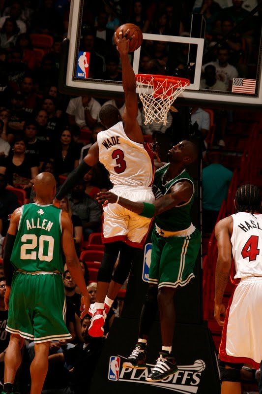 kevin garnett hairstyles. kevin garnett dunking the ball