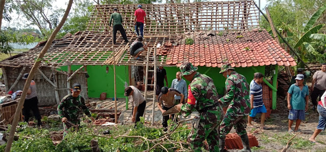 TNI Polri Bersama Masyarakat Gotong Royong Perbaiki Rumah Korban Puting Beliung