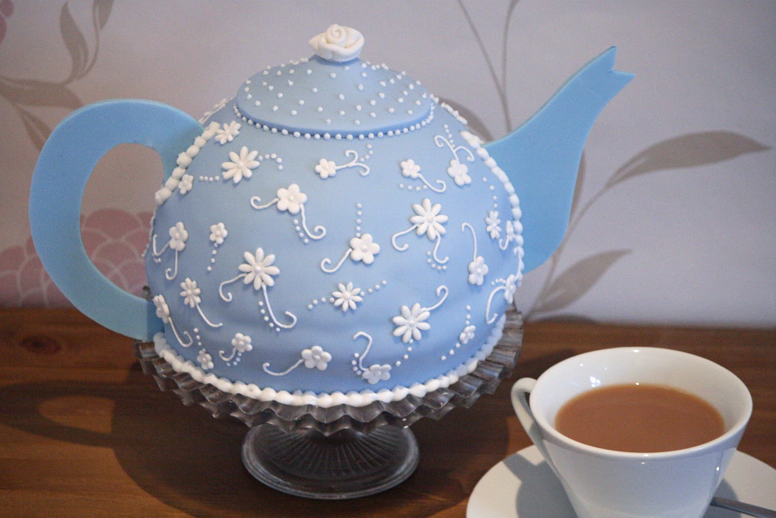 lauralovescakes: Alice39;s Teapot Cake