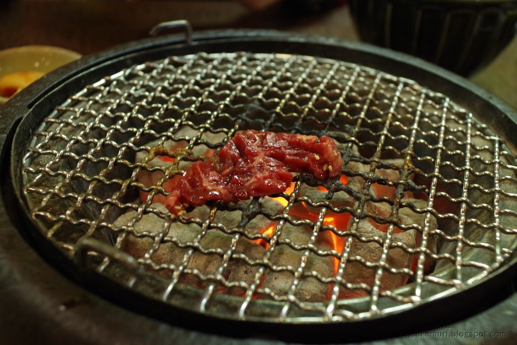 肉を焼く