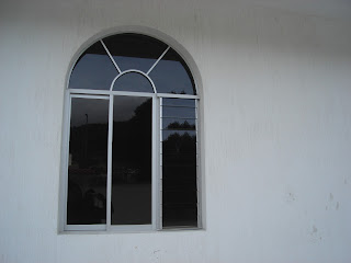 <img src="ventana.jpg" alt="estilos y fabricación de toda clase de ventanas"> 