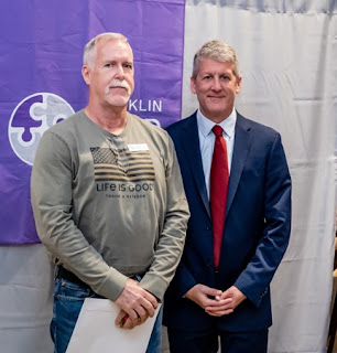 Franklin Town Administrator Jamie Hellen (R) presents David Bascom (L) with the 2023 President’s Volunteer Service Award at the Franklin Food Pantry’s annual volunteer lunch