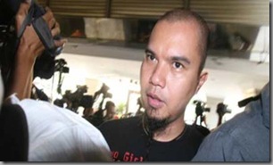 Ahmad Dhani merampas