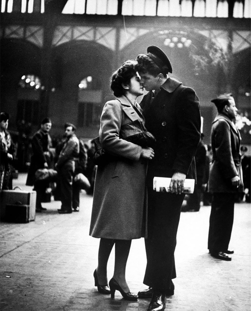 60 + 1 Heart-Warming Historical Pictures That Illustrate Love During War - Saying Farewell To Departing Troops At New York's Penn Station, April 1943