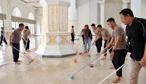 Polres Sekadau Gelar Bakti Religi Bersihkan Tempat Ibadah