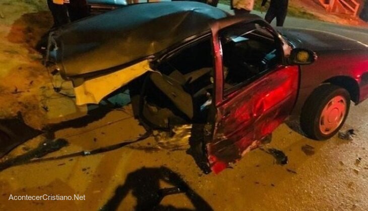 Auto partido en dos tras accidente automovilístico