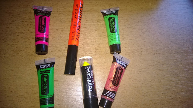 UV-Neon Farben als Lippenstift, Haarfarbe und Gesichtsfarbe.